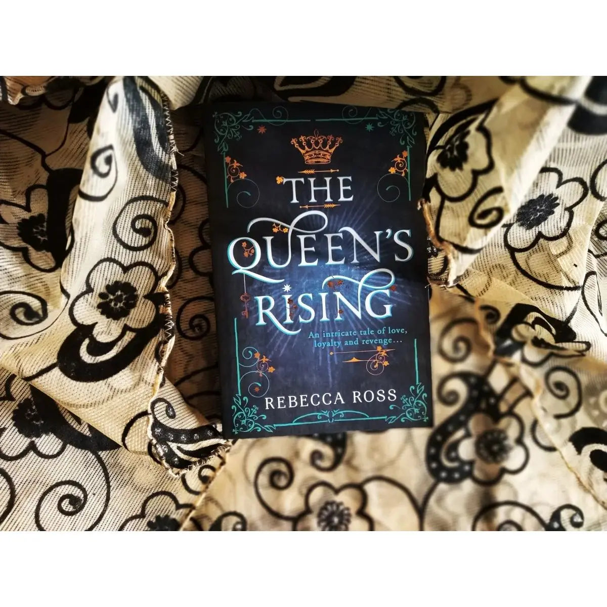 The Queen's Rising - EnglishBookHouse best selling